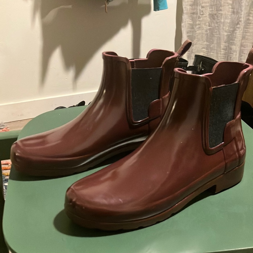 Hunter rain boots size 7 in dark maroon